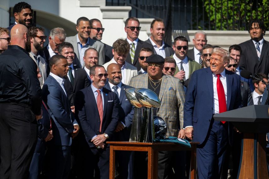 El presidente de Estados Unidos, Donald Trump, sonríe al equipo mientras organiza un evento que celebra a los Philadelphia Eagles, campeones del Super Bowl 2025, en la Casa Blanca el 28 de abril de 2025, en Washington, DC.