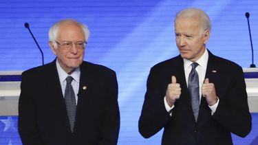 Los precandidatos a la nominaci&oacute;n presidencial dem&oacute;crata el senador por Vermont Bernie Sanders&nbsp;y el exvicepresidente Joe Biden el 7 de febrero de 2020, antes del inicio de un debate de primarias.&nbsp;