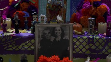 Un altar para Gabriel García Márquez y su esposa Mercedes Barcha instalado en el estudio de su casa en la Ciudad de México, el miércoles 27 de octubre de 2021. El Día de los Muertos, la tradición mexicana anual de recordar a seres queridos fallecidos con altares de colores u ofrendas, se celebra anualmente el 1 y 2 de noviembre.