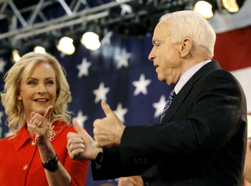 El senador John&nbsp;McCain con su mujer&nbsp;Cindy&nbsp;después de un acto de su campaña presidencial en Bensalem, Pensilvania, Estados Unidos el 21 de octubre del 2008.&nbsp;