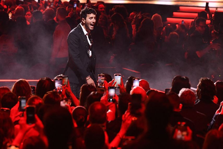El cantante colombiano Sebastián Yatra se presenta en el escenario durante la 23 entrega anual de los Latin Grammy en el Michelob Ultra Arena de Mandalay Bay en Las Vegas, Nevada, el 17 de noviembre de 2022.