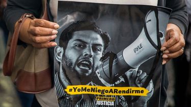 Una mujer sostiene un cartel con la foto del diputado opositor Juan Requesens.