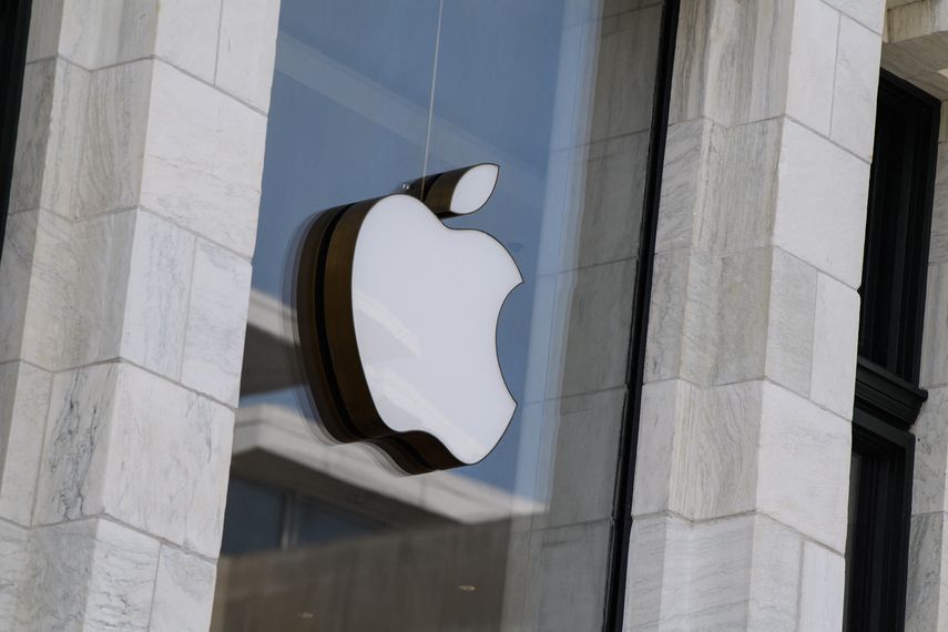 El logo de Apple en su edificio central en Cupertino, California.