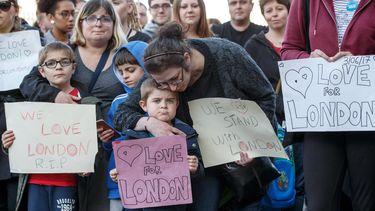 Niño sostiene pancarta en solidaridad con las víctimas de este sábado en Londres. 