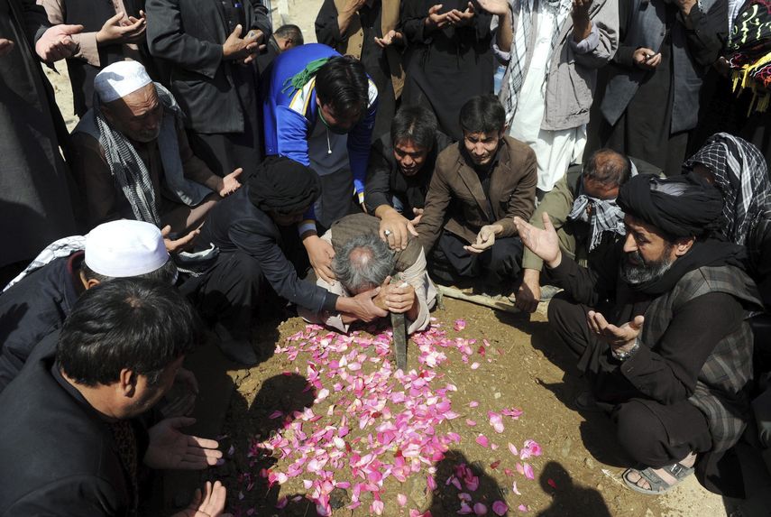 Personas asisten a un funeral