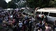 &nbsp;Personas permanecen en el lugar de una explosión tras un atentado con bomba en El Túnel, en la carretera Popayán-Cali, en Cajibio, departamento del Cauca, Colombia, el 25 de abril de 2026
