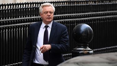El ministro para el Brexit, David Davis, se dirige al Parlamento para participar en la sesión de control al gobierno.