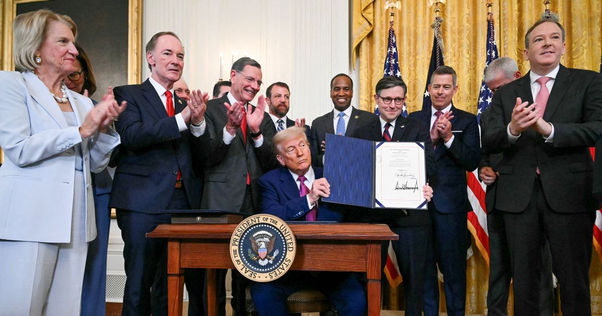 Trump firma resolución contra beneficios a California para vehículos eléctricos