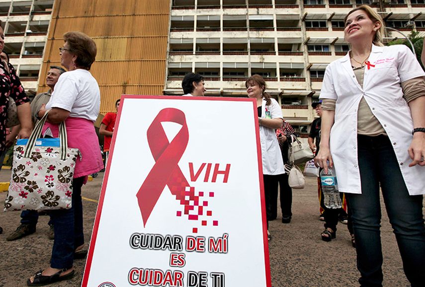 Este 1ro. de diciembre se conmemora el Día Mundial de Lucha Contra el Sida. Imagen de un cartel frente al hospital central de Asunción, Paraguay (EFE)