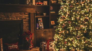 Los árboles de madera reciclada o de segunda mano ofrecen soluciones igual de prácticas y sostenibles en Navidad