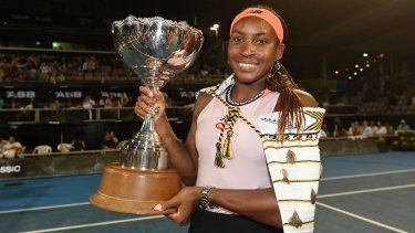 La estadounidense Coco Gauff posa con el trofeo de Auckland, Nueva Zelanda, tras vencer a la española Viktoria Masarova en la final.