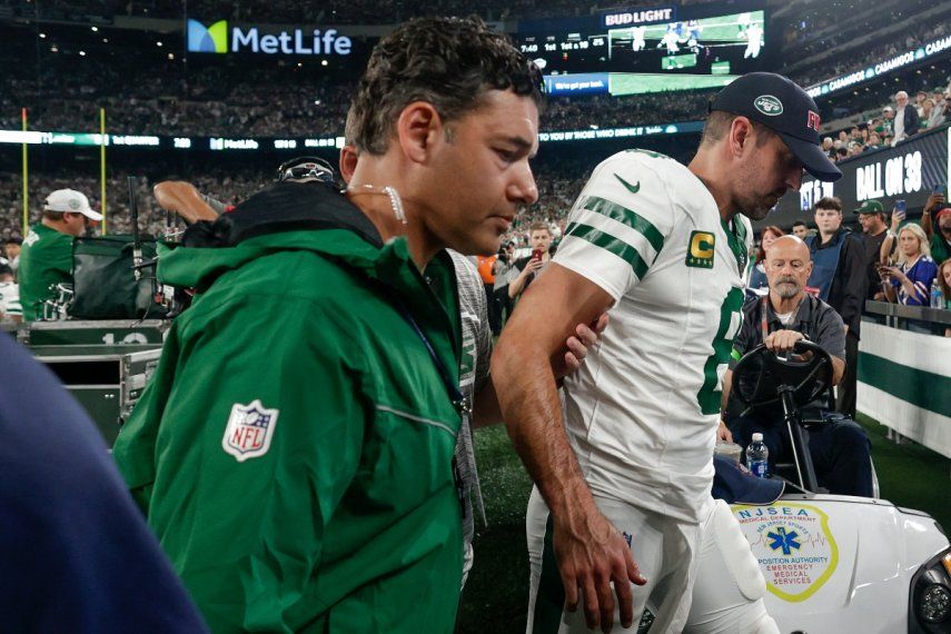 Aaron Rodgers (8), quarterback de los Jets de Nueva York, es atendido en el campo durante el primer cuarto del partido de la NFL en contra de los Bills de Buffalo, el lunes 11 de septiembre de 2023, en East Rutherford, Nueva Jersey.&nbsp;