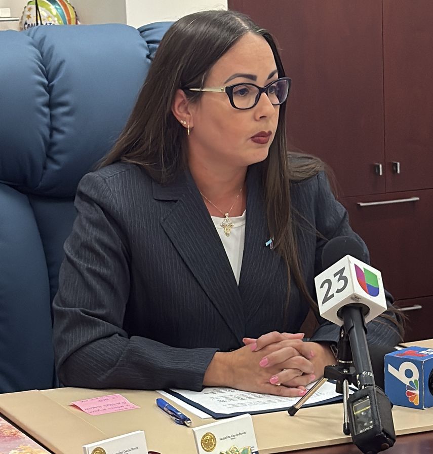Jacqueline García-Roves, alcaldesa de Hialeah recibe a la prensa en su oficina.&nbsp;