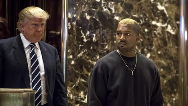 El rapero Kanye West posa junto al presidente Donald Trump en el Trump Tower tras su victoria en 2016.