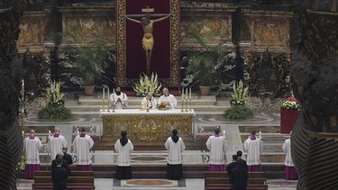 El papa Francisco preside una ceremonia solemne de vigilia de Pascua en la Bas&iacute;lica de San Pedro, sin fieles tras la prohibici&oacute;n en Italia a las reuniones para impedir los contagios de coronavirus, en el Vaticano, el s&aacute;bado 11 de abril de 2020.&nbsp;