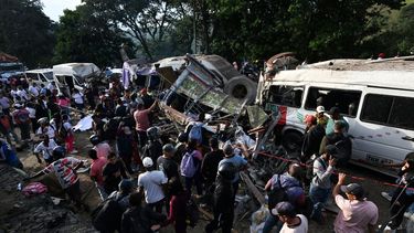 &nbsp;Personas permanecen en el lugar de una explosión tras un atentado con bomba en El Túnel, en la carretera Popayán-Cali, en Cajibio, departamento del Cauca, Colombia, el 25 de abril de 2026
