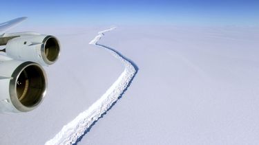 Fotografía de archivo fechada el 10 de noviembre de 2016 que muestra una vista aérea de una grieta en el segmento Larsen C en la&nbsp;Antártida. &nbsp;Ahora ya se desprendió.&nbsp;
