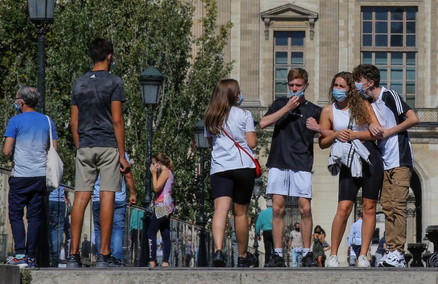 Personas con mascarillas protectoras caminan junto al Museo del Louvre en París el viernes, 4 de septiembre del 2020. Los casos de coronavirus en Francia aumentaron a casi 9.000 en las últimas 24 horas, dijeron el viernes las autoridades de salud.
