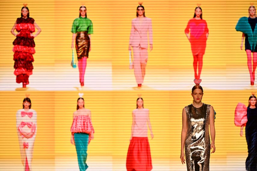 Una modelo presenta una creación de la colección Primavera / Verano 2022 de la diseñadora española Agatha Ruiz de la Prada durante la Mercedes Benz Fashion Week en Madrid el 16 de septiembre de 2021. &nbsp;