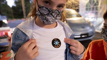 Leah Lefkove, de 9 años, muestra su pegatina de vacunación contra el coronavirus poco después de convertirse en el primer niño en ser vacunado en el sitio de vacunaciones y pruebas de Viral Solutions en Decatur, Georgia, el miércoles, 3 de noviembre del 2021, el primer día de las inoculaciones para niños de entre 5 y 11 años en Estados Unidos.&nbsp;