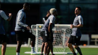 Lionel Messi (derecha) participa en un entrenamiento del Inter Miami junto al venezolano Josef Martínez, el martes 18 de julio de 2023, en Fort Lauderdale, Florida.