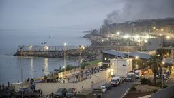 Decenas de personas siguen intentando cruzar la frontera, a 31 de julio de 2026, en Ceuta (España). La ciudad autónoma de Ceuta ha amanecido con numerosas personas que seguían entrando desde Marruecos a primera hora de esta mañana después de una madrugada en la que la afluencia por la zona fronteriza no ha cesado. Miles de inmigrantes han accedido desde hoy a la ciudad autónoma a nado y también a pie&nbsp;leer más&nbsp;bordeando el espigón que separa de Marruecos la ciudad autónoma. Fuentes policiales precisan que son más de 20.000 las personas que habrían entrado a España.