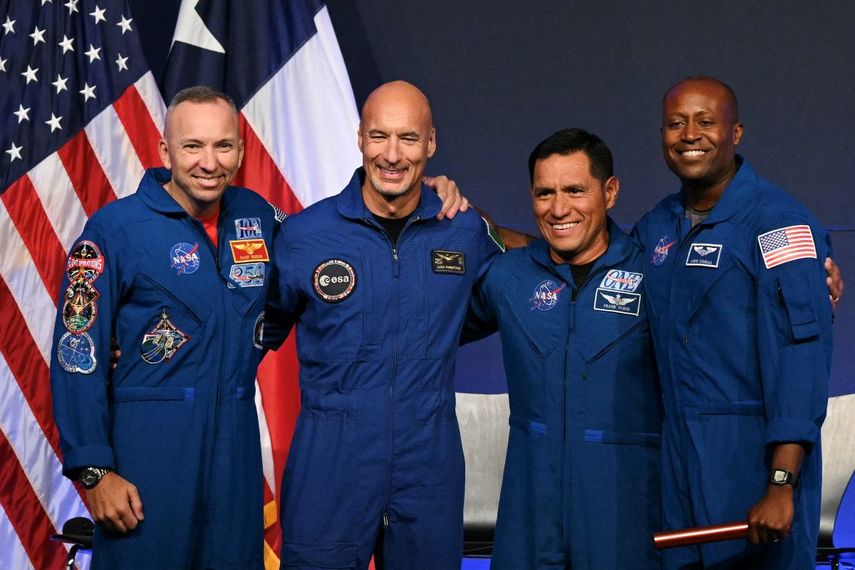El comandante astronauta de la NASA Randy Bresnik, el piloto astronauta de la Agencia Espacial Europea (ESA) Luca Parmitano, el especialista de misión astronauta de la NASA Frank Rubio y el especialista de misión astronauta de la NASA Andre Douglas participan en una rueda de prensa para anunciar la tripulación de la misión Artemis III en el Centro Espacial Johnson de la NASA, en Houston, Texas, el 9 de junio de 2026.
