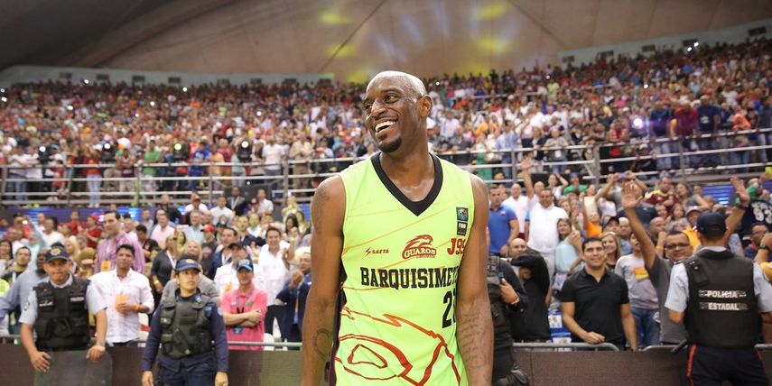 Damian Wilkins fue galardonado como el Jugador Más Valioso del torneo. (CORTESÍA)