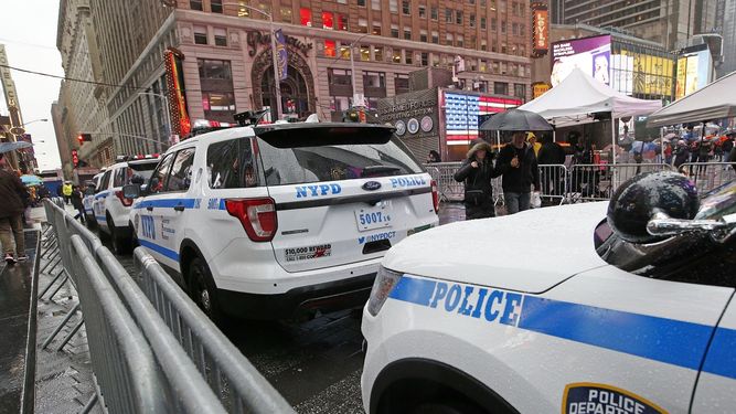 Una hilera de patrullas de la policía en una calle cerca de Times Square, el jueves 29 de diciembre de 2016, en Nueva York.&nbsp;