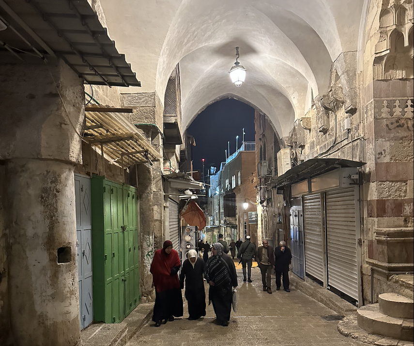 Mujeres musulmanas recorren ciudad de Jerusalén en la antesala del Ramadán.