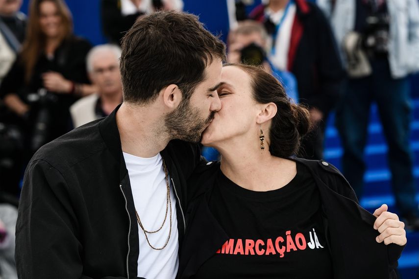 Los cineastas&nbsp; João Salaviza y Renée Nader Messora celebran con un beso el triunfo en Cannes de su película, Chuva&nbsp;é&nbsp;cantoria&nbsp;na&nbsp;aldeia&nbsp;dos&nbsp;mortos.&nbsp;