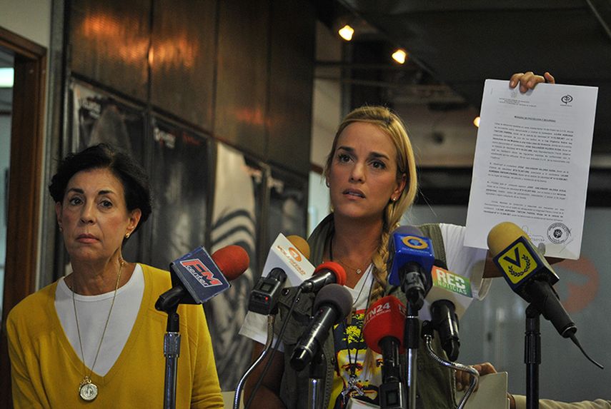 Lilian Tintori y su suegra, Antonieta Mendoza de López fueron víctimas de maltrato y humillación por parte de un funcionario militar que está al frente de la cárcel de Ramo Verde, donde se encuentra el líder de la oposición, Leopoldo López (CORTESÍA)
