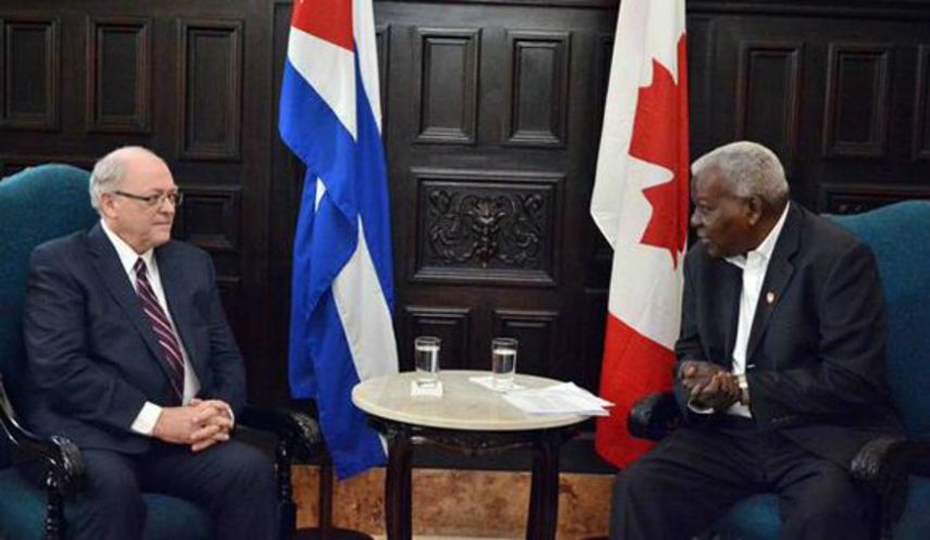 George J. Furey, de Canadá, y&nbsp;Esteban Lazo dialogan en La Habana.