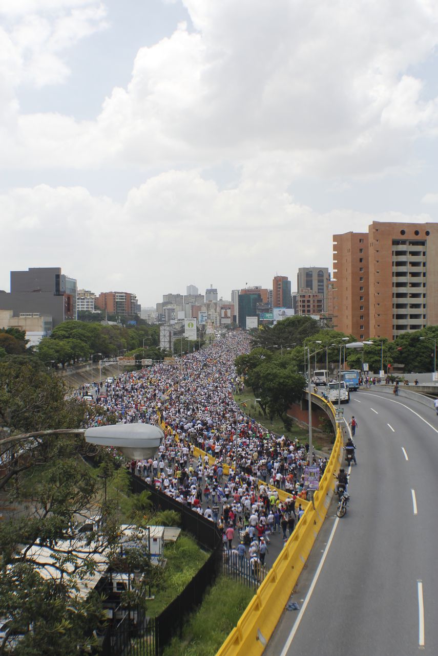 La mayor cantidad de participantes se congregó entre el distribuidor Altamira y el distribuidor El Rosal, a pocos metros de ese punto, las fuerzas del orden público reprimirían el paso de los manifestantes.&nbsp;