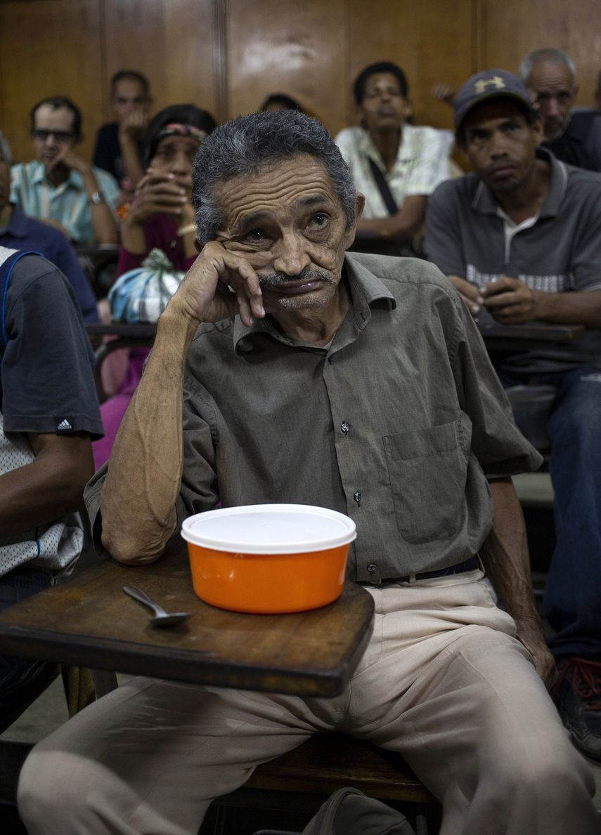 En esta foto del 27 de febrero de 2020 Orlando Blanco, de 68 años, espera que le sirvan comida en un centro religioso en el barrio El Cementario en Caracas, Venezuela.&nbsp;