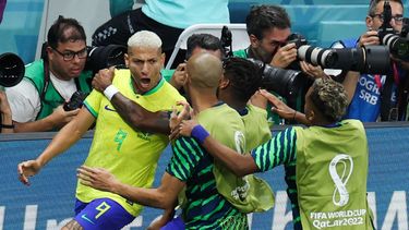 El delantero brasileño, Richarlison, celebra con sus compañeros después de anotar el primero de sus dos goles en el encuentro de su selección frente a Serbia en el Mundial de Catar.