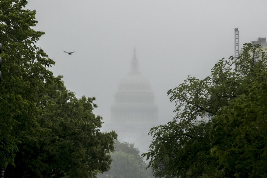 Foto de archivo, 22 de mayo de 2020, de la c&uacute;pula del Capitolio, Washington, a trav&eacute;s de una espesa niebla.&nbsp;