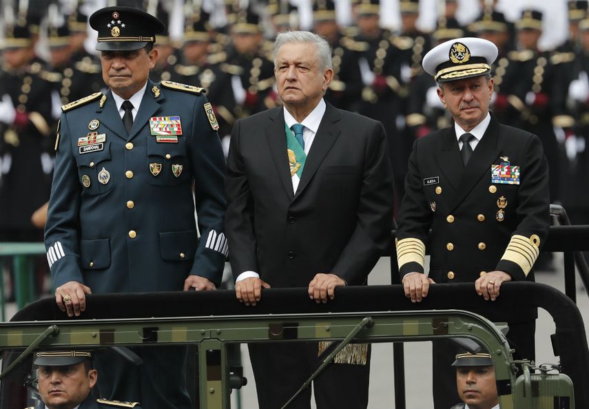 En esta foto de archivo del 16 de septiembre de 2019, el presidente de M&eacute;xico, Andr&eacute;s Manuel L&oacute;pez Obrador, en el centro, se encuentra con el Secretario de Defensa, Luis Crescencio Sandoval, a la izquierda, y el Secretario de Marina, Vidal Francisco Sober&oacute;n, en un veh&iacute;culo militar abierto durante un desfile militar en la plaza principal de la capital, el Z&oacute;calo, en la Ciudad de M&eacute;xico.&nbsp;