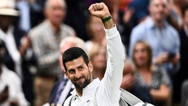 El serbio Novak Djokovic reacciona cuando sale de la cancha después de ganar contra el italiano Jannik Sinner durante su partido de tenis de semifinales individuales masculinos, en el duodécimo día del Campeonato de Wimbledon 2023 en el All England Lawn Tennis Club, el 14 de julio de 2023. &nbsp;