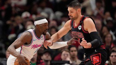 Bam Adebayo (izq), del Heat de Miami, y Nikola Vucevic, de los Bulls de Chicago, disputan el balón en un partido, el 9 de abril de 2025.