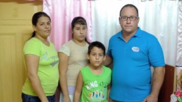 El pastor cubano Ramón Rigal (izq.) junto a su esposa Ayda Expósito (d) y sus hijos Ruth (11 años) y Joel (7).