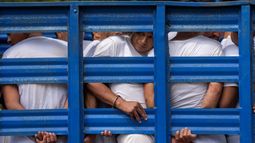 Hombres que fueron detenidos durante el estado de excepción son transportados en un camión de mercancías, en Soyapango, El Salvador, el 7 de octubre de 2022. 