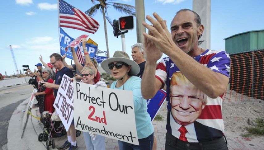 Simpatizantes del presidente Trump lo vitorean en las calles de Palm Beach.
