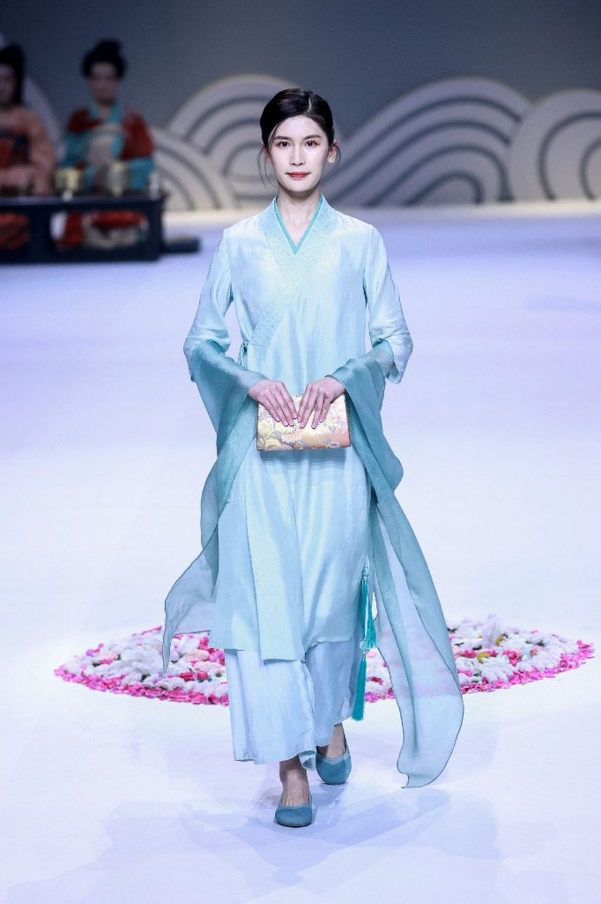 El azul pálido estuvo en la propuesta del diseñador Chu Yan en la Semana de la Moda de China.&nbsp;