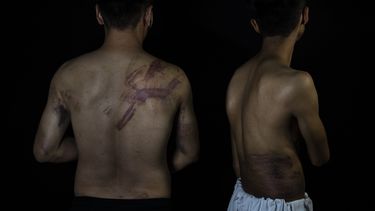 Los periodistas afganos Neamatullah Naqdi, de 28 años; y Taqi Daryabi, de 22, posan para una foto en la oficina del periódico Etilaat Roz en Kabul, Afganistán, el 10 de septiembre del 2021. Los reporteros fueron detenidos tras cubrir protestas de mujeres en la capital.&nbsp;