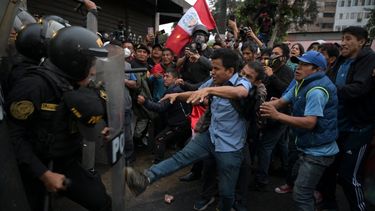 Los opositores al gobierno de la presidenta Dina Boluarte chocan con la policía durante una manifestación nacional contra Boluarte en Lima, Perú.