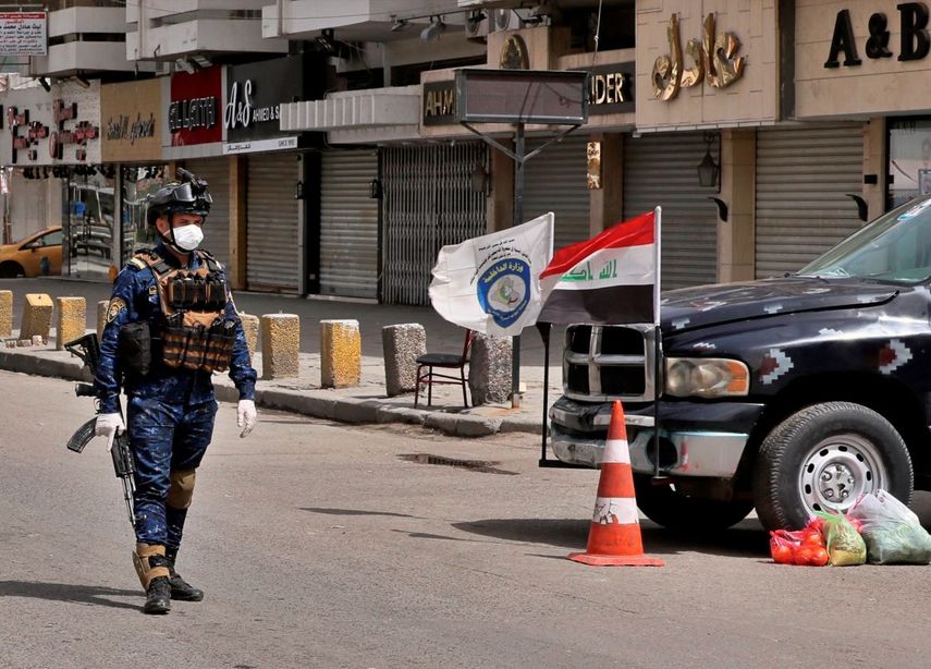 Un polic&iacute;a federal en un punto de revisi&oacute;n cerca de tiendas cerradas para prevenir la propagaci&oacute;n de coronavirus en Bagdad, Irak, el jueves 19 de marzo de 2020.&nbsp;