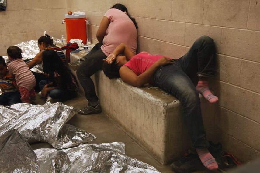 Inmigrantes menores de edad que cruzaron la frontera son procesados en una estación de la Patrulla Fronteriza en Texas. (EFE/Archivo)