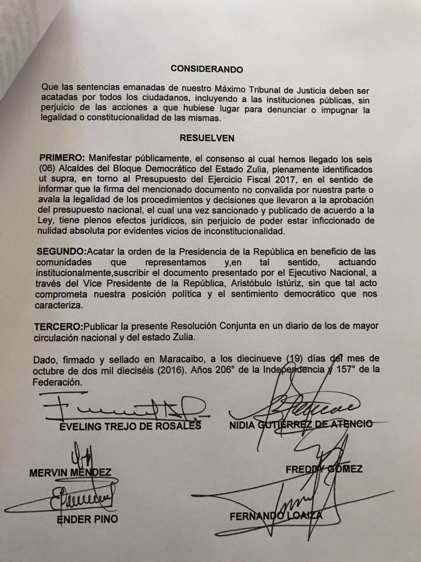 Entre los regidores que firmaron el documento figura la alcaldesa de la ciudad de Maracaibo, Evelyn Trejo, esposa del excandidato presidencial y opositor Manuel Rosales, quien después de un año encarcelado, recibió el pasado miércoles el beneficio de arre