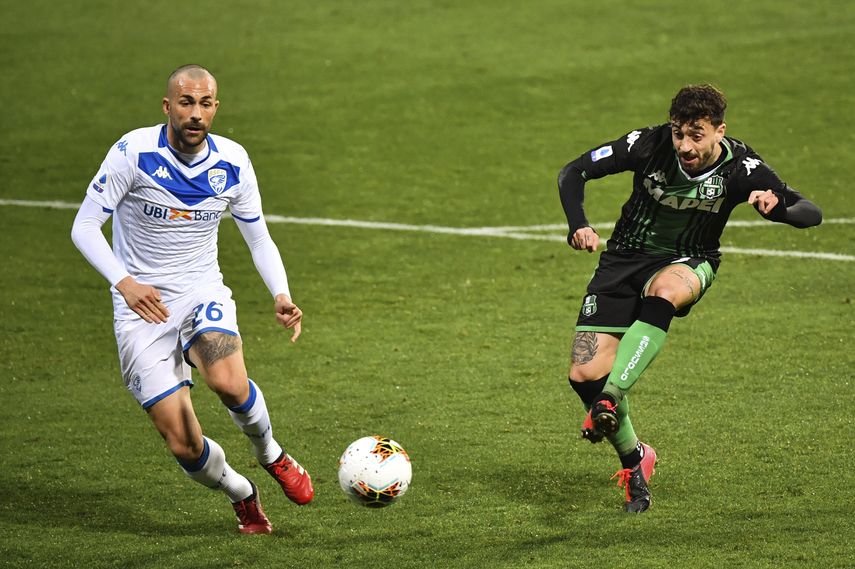 Francesco Caputo, derecha, anota el primer gol por el club Sassuolo en partido por la Serie A italiana frente a Brescia, en Reggio Emilia, Italia, el lunes 9 de marzo de 2020.
